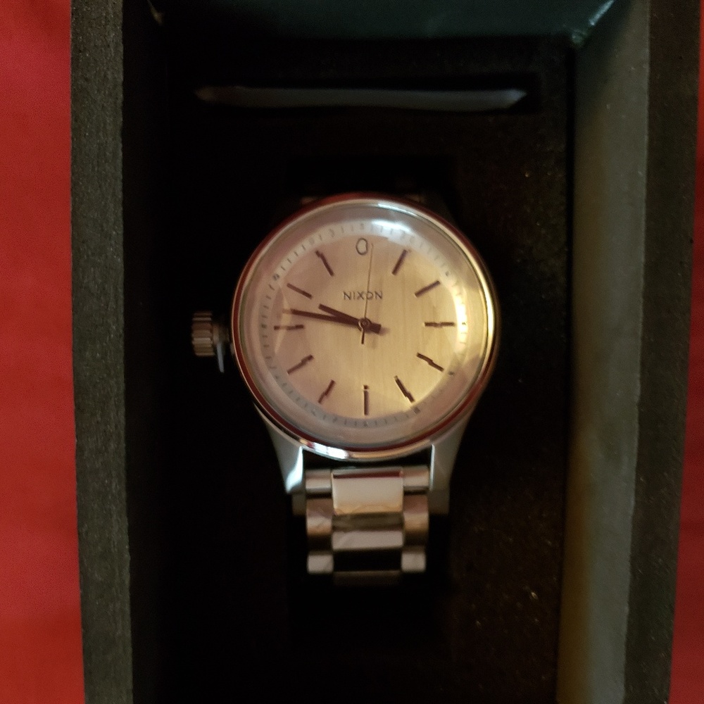 - silver nixon watch